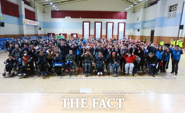 현대제철 당진제철소가 6일 송악문화스포츠센터 실내체육관에서 장애인과 비장애인이 함께하는 ‘행복 Day 운동회’를 개최했다. /현대제철