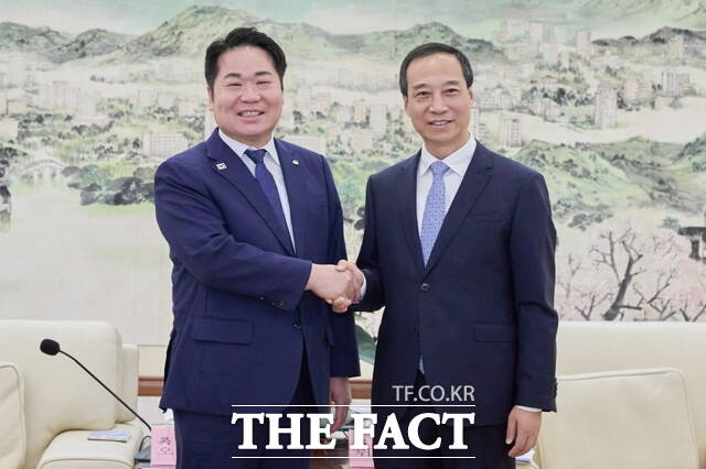 오세현 아산시장이 뤼청시 중국 동관시장과 만나 상호 교류 협력 방안을 논의했다. /아산시