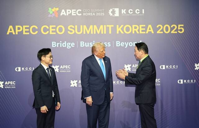 최태원 SK그룹 회장(오른쪽부터), 도널드 트럼프 미국 대통령, 김정관 산업통상자원부 장관이 지난달 29일 열린 APEC CEO 서밋 특별 연설에 앞서 대화하고 있다. /대한상의