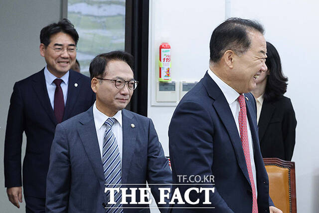 신성범 위원장과 박선원 더불어민주당 간사, 이성권 국민의힘 간사(오른쪽부터)가 감사에 나서고 있다.