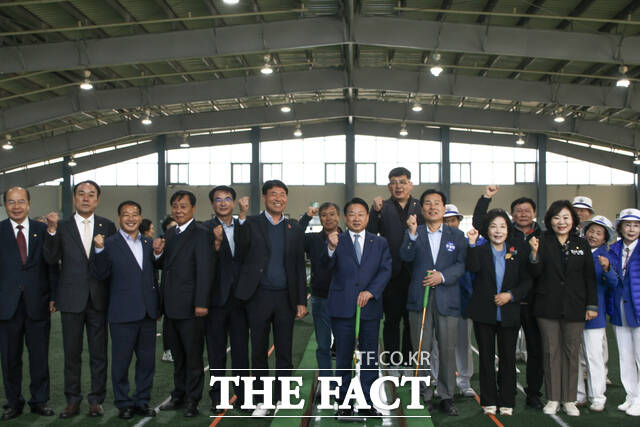 2025 여수기업사랑·지역사랑 게이트볼대회 참석자들이 5일 단체 기념촬영을 하고 있다. /여수상공회의소