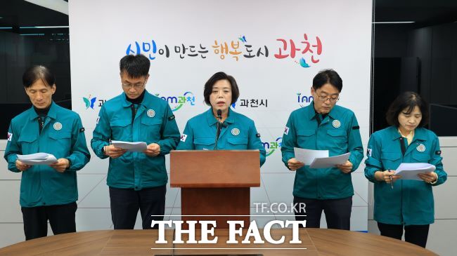 신계용 과천시장이 수돗물 깔따구 유충 발견 관련 긴급 브리핑을 하고 있다. /과천시