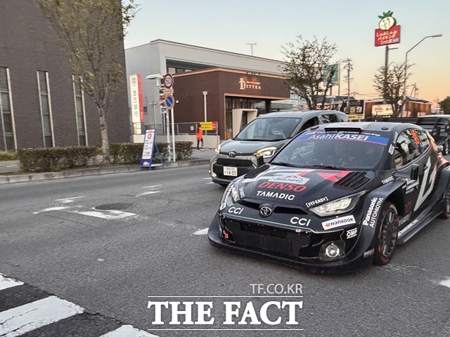 토요타시 도심을 주행 중인 토요타 가주 레이싱 월드 랠리팀 차량. 세리머니 이동 구간에서 시민들의 시선을 끌었다. /황지향 기자