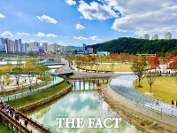  대전 갑천생태호수공원, 관광명소로 급부상…산책과 주말 나들이객 북적