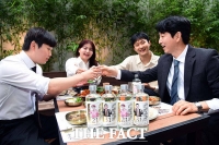  자가소주로 '오늘도 애쓴 나를 위한 한 잔’ [포토]