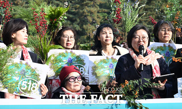 5·18 성폭력 피해자들의 모임 ‘열매’ 회원을 비롯한 참가자들이 7일 서울 서초구 서울중앙지방법원 앞에서 5·18 성폭력 피해자 첫 재판 관련 기자회견을 하며 피해 고인들을 기리며 묵념하고 있다.