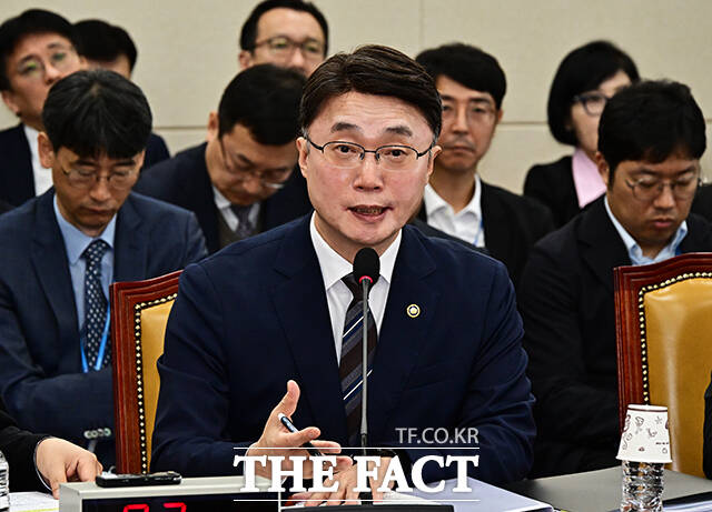 질의에 답변하는 류제명 과학기술정보통신부 제2차관.