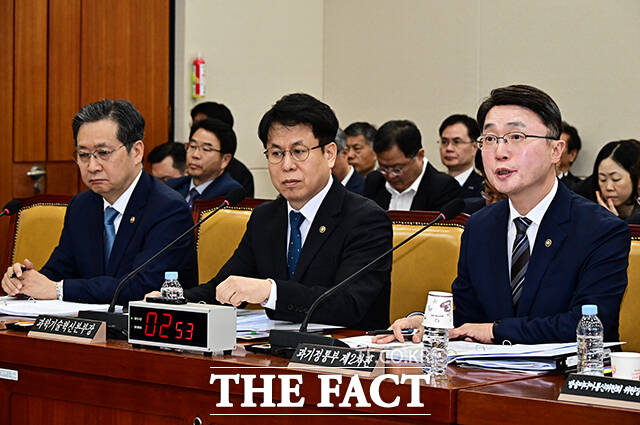 질의에 답변하는 류제명 과학기술정보통신부 제2차관(오른쪽).