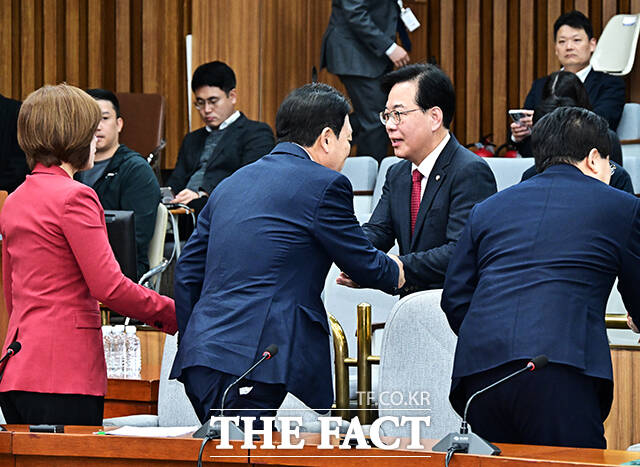 송언석 국민의힘 원내대표(가운데)가 7일 오전 서울 여의도 국회에서 열린 원내대책회의에 참석해 모두발언을 하고 있다. /국회=배정한 기자