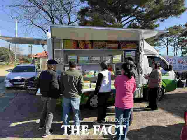 당진시가 고령화로 인한 농촌소멸 위기에 대응해 식품 사막 마을에 필수 생활 서비스를 전달하는 당찬가게를 운영하고 있다. /당진시