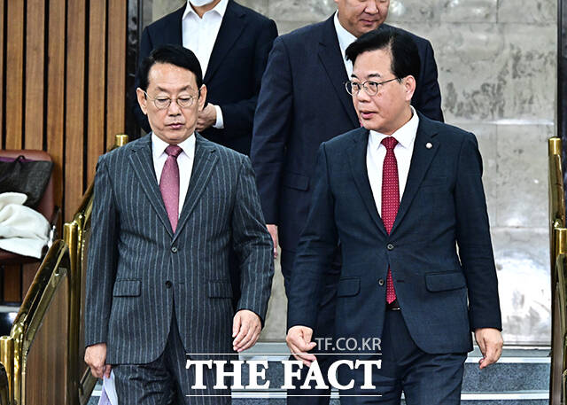 송언석 국민의힘 원내대표(가운데)가 7일 오전 서울 여의도 국회에서 열린 원내대책회의에 참석해 모두발언을 하고 있다. /국회=배정한 기자