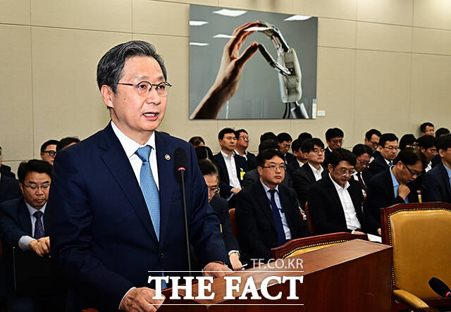 2026년도 예산안 관련 제안설명하는 윤영빈 우주항공청장.