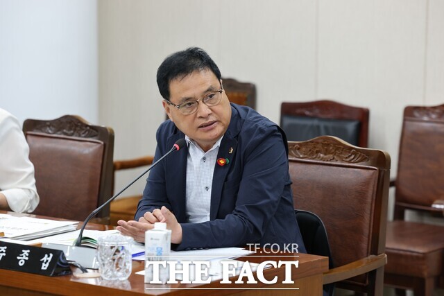 주종섭 전남도의원이 4일 전남바이오진흥원 소관 행정사무감사에서 기관의 운영 실태를 질타하고 있다. /전남도의회