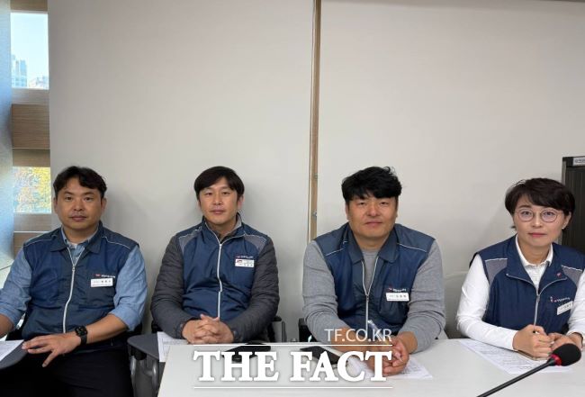 전국공무원노동조합 경기지역본부가 7일 경기도의회 경제노동위원회 회의실에서 행정사무감사를 모니터링하고 있다. /전공노 경기본부