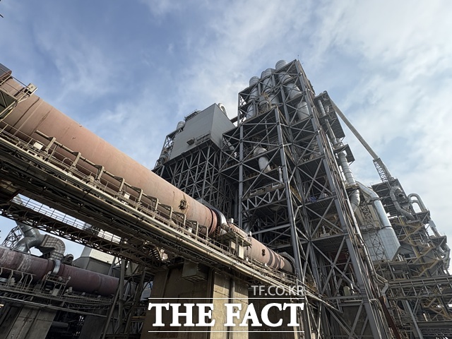 한일시멘트 영월공장은 최근 순환자원 투입 설비, 예열탑 개조 등 신환경 설비에 3000억원을 투자했다. /공미나 기자