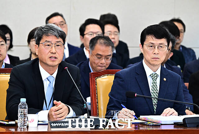 반상권 방송미디어통신위원장 직무대리(왼쪽)가 7일 오전 서울 여의도 국회에서 열린 과학기술정보방송통신위원회 전체회의에 참석해 질의에 답변을 하고 있다. /국회=배정한 기자