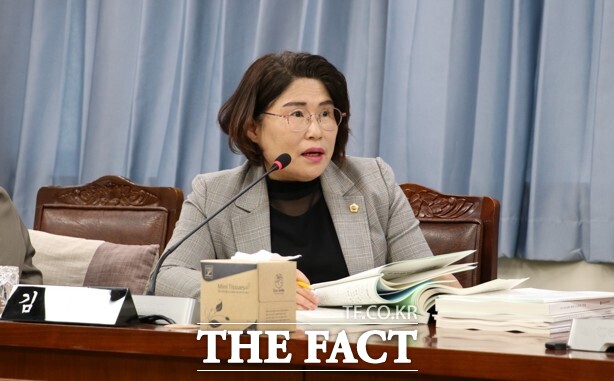 5일 전남도의회 김화신 의원이 전남개발공사 행정사무감사에서 오동재 한옥호텔 운영 개선 방안을 질의하고 있다. /전남도의회