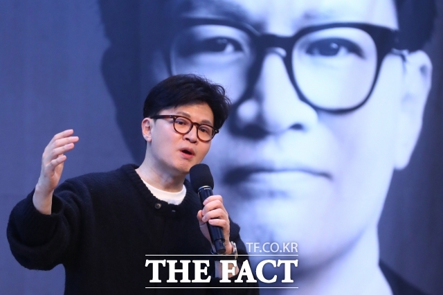 채상병 외압 의혹을 수사하는 이명현 특별검사팀이 7일 자신의 SNS를 통해 출국금지 사실을 알린 한동훈 전 국민의힘 대표를 향해 출국금지가 해제돼서 본인에게 통보가 간 것이라며 한 전 대표가 자신의 고발 내용을 잘못 알고 있다고도 지적했다. /이새롬 기자