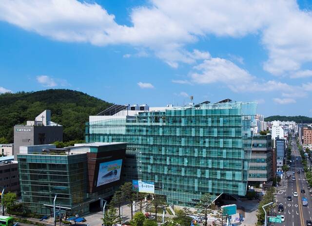 관악구가 내년도 생활임금을 시간당 1만2121원으로 확정했다. 관악구청 전경. /관악구