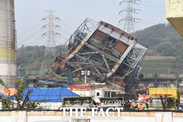 울산 남구 용잠동 한국동서발전 울산화력발전소 대형 구조물이 무너지는 사고 발생 이틀째인 7일 오전 소방관 등 관계자들이 매몰자들을 구조하고 있다. /뉴시스