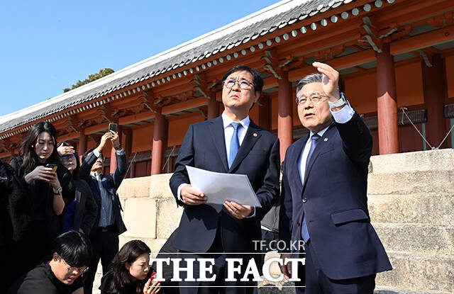 최휘영 문화체육관광부 장관(가운데)이 7일 오후 서울 종로구 종묘 정전 하월대에서 종묘 앞 개발 관련 대법원 판결에 대한 입장을 밝히고 있다. /임영무 기자