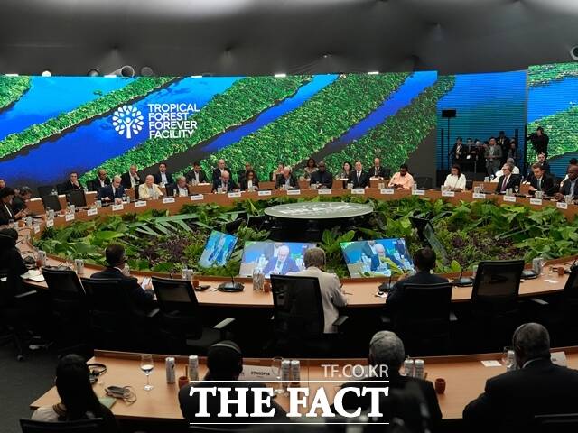 2025년이 기상 관측 이래 세 손가락 안에 드는 더운 해가 될 것이라는 유엔의 관측이 나오면서 기후 변화에 대한 우려가 커지고 있다. 사진은 6일(현지시간) 브라질 벨렝에서 열린 제 30회 유엔기후변화협약 당사국총회(COP30). /AP.뉴시스