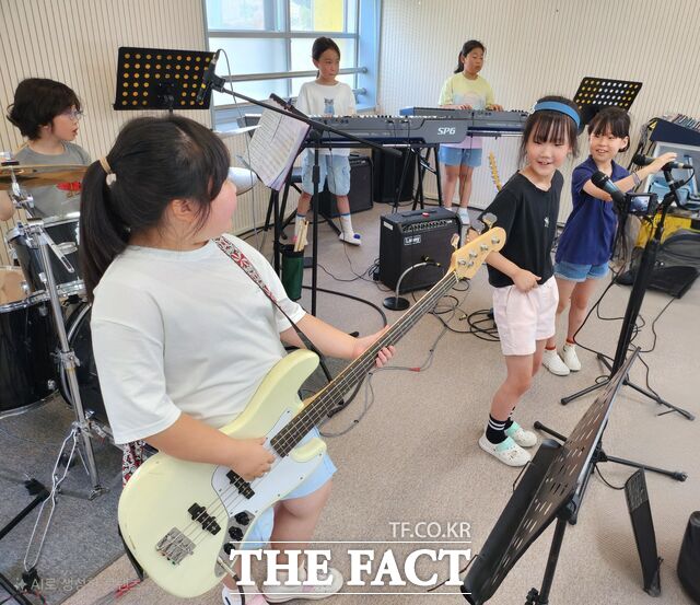 충남도교육청이 교육부 주관 2025 늘봄방과후 우수사례 선정 심사에서 전국 최고의 성적을 거뒀다. 사진은 맞춤형 프로그램 활동 중인 초1-2 학생들 모습. /충남교육청