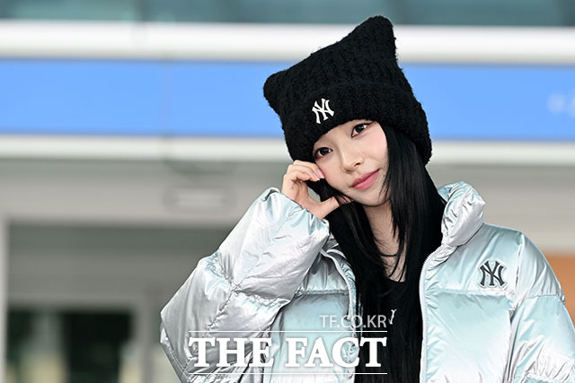 [더팩트ㅣ인천국제공항=남용희 기자] 그룹 에스파 카리나가 7일 오전 콘서트 참석 차 인천국제공항을 통해 일본으로 출국하며 포즈를 취하고 있다.
