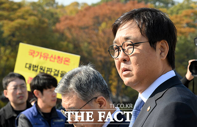 최휘영 문화체육관광부 장관(가운데)이 7일 오후 서울 종로구 종묘 정전 하월대에서 종묘 앞 개발 관련 대법원 판결에 대한 입장을 밝히고 있다. /임영무 기자