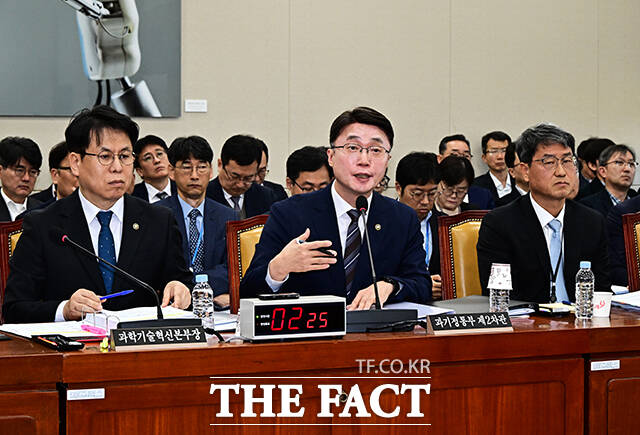 류제명 과학기술정보통신부 제2차관(가운데)이 7일 오전 서울 여의도 국회에서 열린 과학기술정보방송통신위원회 전체회의에 참석해 질의에 답변을 하고 있다. /국회=배정한 기자