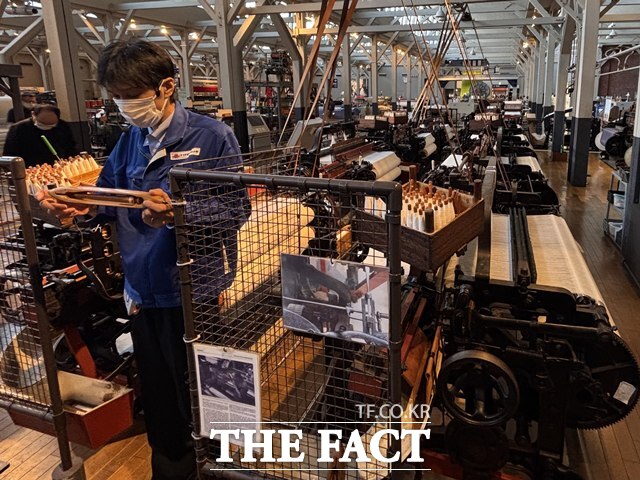 토요타 산업기술 기념관 직원이 셔틀(실통)을 교체하는 시연을 하고 있다. G형 자동직기는 실이 떨어지면 새 셔틀이 자동으로 투입되는 구조다. /황지향 기자