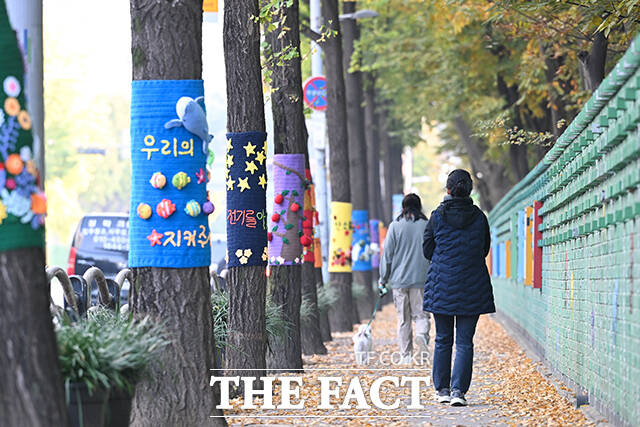 절기상 겨울의 시작을 알리는 입동인 7일 오전 경기 광명시 하안동 하담길 예술의거리의 가로수들이 알록달록한 뜨개옷을 입고 있다. /광명=서예원 기자