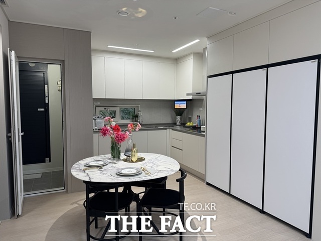 견본주택에는 59B(129가구)와 84B(29가구) 두 가지 유니트가 마련됐다. 천장고는 기본 2.55m로 우물천장까지 최대 2.6m에 달한다. 사진은 59B 주방 전경. /황준익 기자