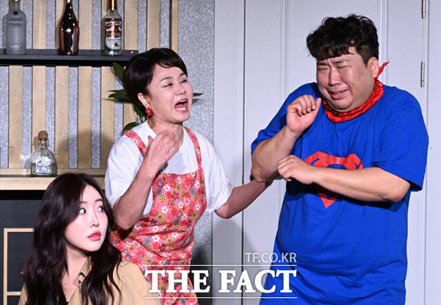 이경실(가운데)이 7일 서울 대학로 스타릿홀에서 열린 스페셜 보잉보잉 프레스콜에 참석해 무대를 선보이고 있다. /이새롬 기자