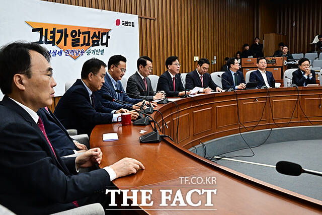 송언석 국민의힘 원내대표(가운데)가 7일 오전 서울 여의도 국회에서 열린 원내대책회의에 참석해 모두발언을 하고 있다. /국회=배정한 기자