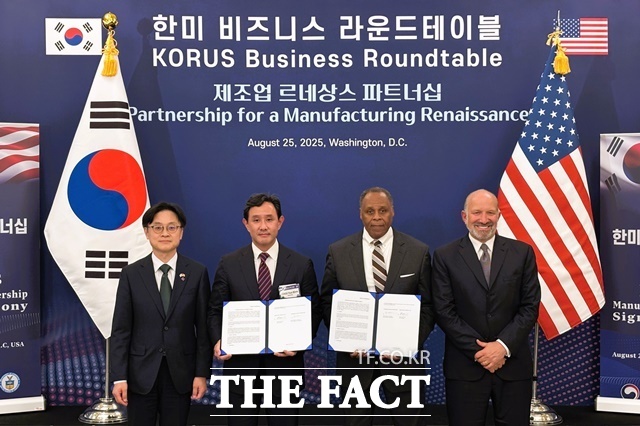 지난 8월 25일 고려아연과 록히드마틴이 게르마늄 공급·구매와 핵심광물 공급망 협력을 위한 양해각서(MOU)를 체결했다. (왼쪽부터) 김정관 산업통상자원부 장관, 최윤범 고려아연 회장, 마이클 윌리엄슨 록히드마틴 인터내셔널 사장, 하워드 러트닉 미국 상무부 장관이 기념 촬영을 하는 모습. /고려아연