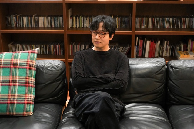 루시드폴은 또 다른 곳을 디스토피아지만 어쩌면 더 좋은 곳으로 갈 수 있지 않을까라는 생각으로 먼 곳을 바라보며 웃음을 짓는 음악가의 이야기라고 설명했다./안테나