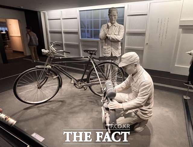 토요다 키이치로가 자동차 산업에 뛰어들기 전 자전거에 엔진을 장착한 실험기의 모습을 재현한 전시물. 토요타의 자동차 개발이 어떻게 시작됐는지 보여준다. /황지향 기자