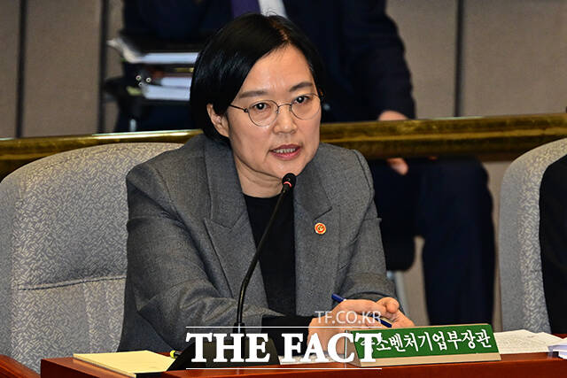 질의 답변하는 한성숙 중소벤처기업부 장관.
