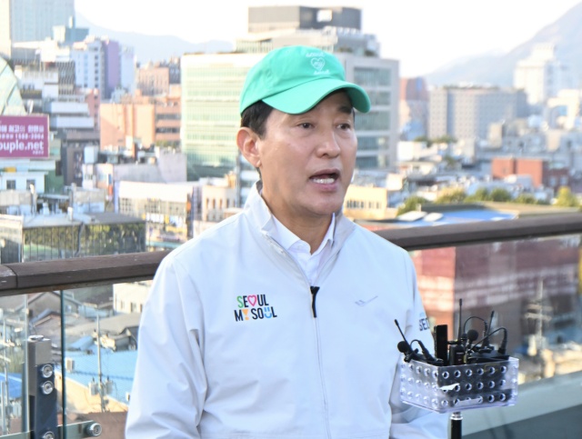 오세훈 서울시장이 7일 종로구 세운상가 옥상정원을 방문해 세운4구역 관련 현장브리핑하고 있다. /서울시