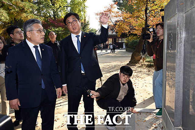 최휘영 문화체육관광부 장관(가운데)이 7일 오후 서울 종로구 종묘 정전 하월대에서 종묘 앞 개발 관련 대법원 판결에 대한 입장을 밝히고 있다. /임영무 기자