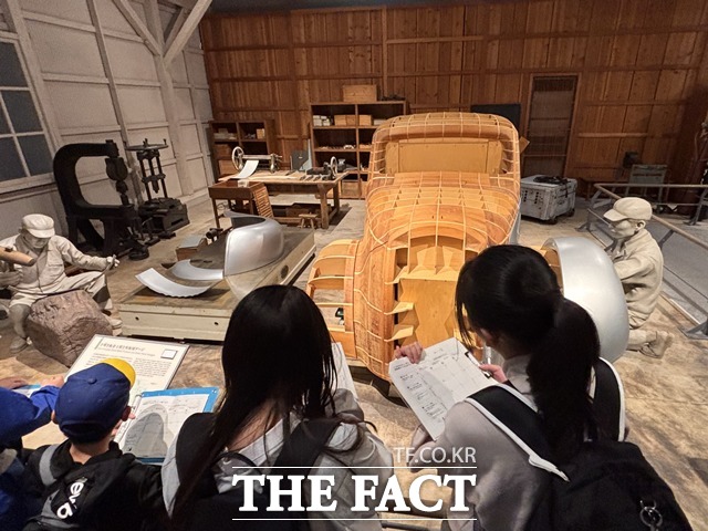 토요다 키이치로가 나무틀에 철판을 두드려 차체를 제작하던 과정을 재현한 전시. /황지향 기자