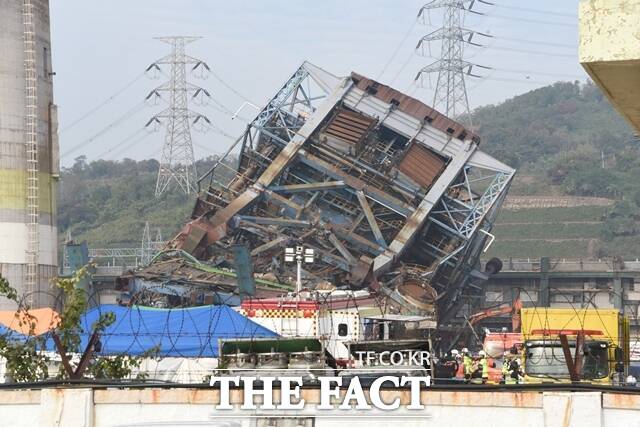 울산 남구 한국동서발전 울산화력발전소 대형 구조물이 무너지는 사고 발생 이틀째인 7일 소방관 등 관계자들이 매몰자들을 구조하고 있다. /뉴시스