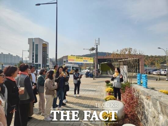 경기 남양주시가 지난 6일 오남역 1번 출구 앞에서 ‘오남마을정원 쉼뜰 문 여는 날’ 행사를 개최한 가운데 행사에 참여한 내외빈과 시민들이 관계자의 설명을 들으며 주민이 함께 조성한 정원 ‘쉼뜰’을 둘러보고 있다. /남양주시