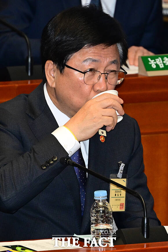 물 마시는 최교진 교육부 장관.