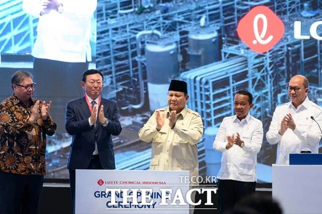 7일 업계에 따르면 롯데케미칼은 2023년 4분기부터 올해 3분기까지 8개 분기 연속 적자를 이어갈 것으로 전망된다. 신동빈 롯데그룹 회장(왼쪽 두번째)과 프라보워 수비안토(Prabowo Subianto) 인도네시아 대통령(가운데)이 지난 6일 인도네시아 반텐주 찔레곤시에서 개최된 롯데케미칼 인도네시아(LCI) 준공식에 참석하고 있다. /롯데케미칼
