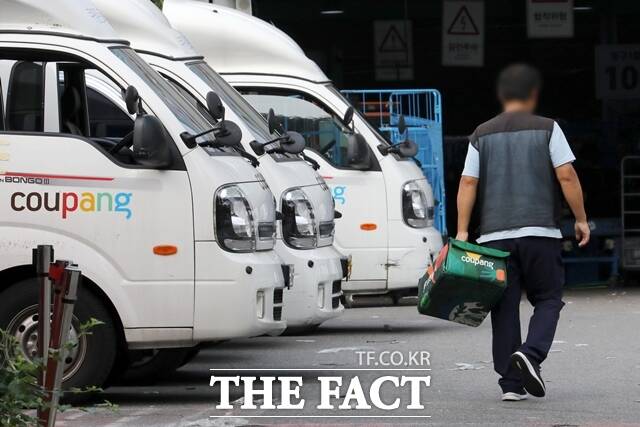 자정부터 새벽 5시까지 이뤄지는 새벽배송 제한을 두고 노동계와 정치권은 물론 시민들 사이에서도 찬반 논쟁이 격화되고 있다. 지난해 8월 14일 오전 서울 시내 한 쿠팡 배송 캠프에서 택배기사가 배송 준비 작업을 하고 있다. /뉴시스