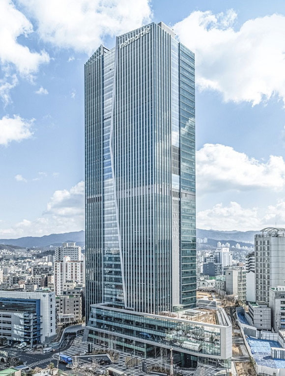 넷마블은 3분기 만에 작년 연간 영업이익(2156억원)을 넘어선 2417억원을 기록했으며, 매출 역시 누적 2조원을 돌파하며 상승세를 이어갔다. /넷마블