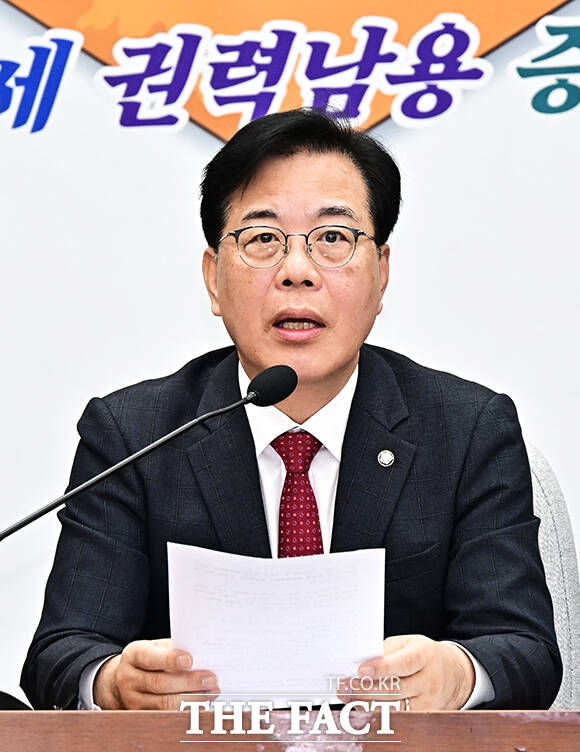 송언석 국민의힘 원내대표(가운데)가 7일 오전 서울 여의도 국회에서 열린 원내대책회의에 참석해 모두발언을 하고 있다. /국회=배정한 기자
