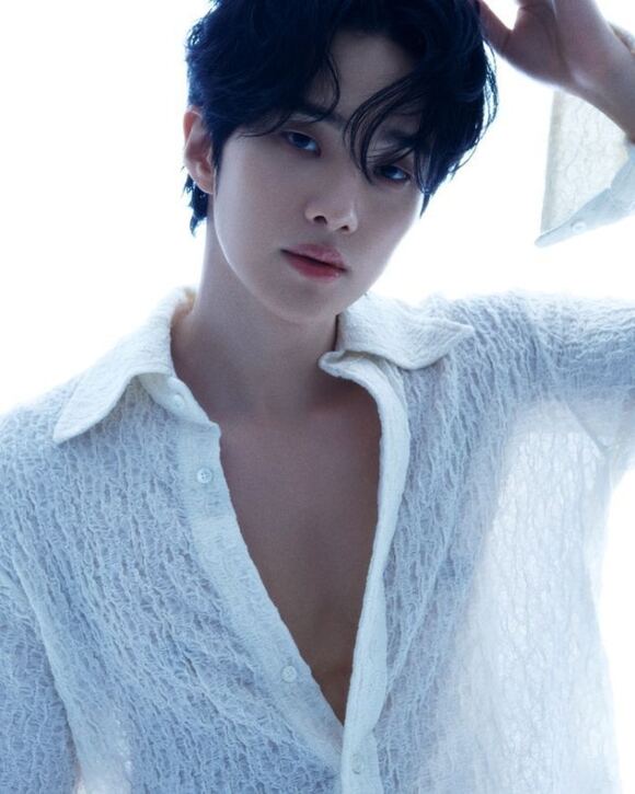 유현우는 솔직히 처음엔 좀 어색했다. 그런데 보다 보니까 직접 찍지도 않았는데 제 표정이나 분위기가 담겨 있어서 신기하더라. 마치 다른 시공간의 내가 스크린 속에 존재하는 느낌이었다고 소감을 말했다. /레드블랙엔터